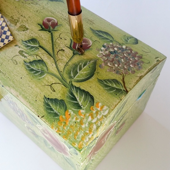 Vintage tole painted box bag, spring green and garden roses - Picture 6 of 15